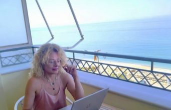 Πώς από ένα λογαριασμό ρεύματος αποφάσισα να γίνω Σύμβουλος Ενέργειας… επειδή χρειάστηκε να τον καταλάβω. Η πρώτη φωτογραφία του άρθρου. Επιλογή της Ευτυχίας, πριν καν πατήσει το κουμπί.